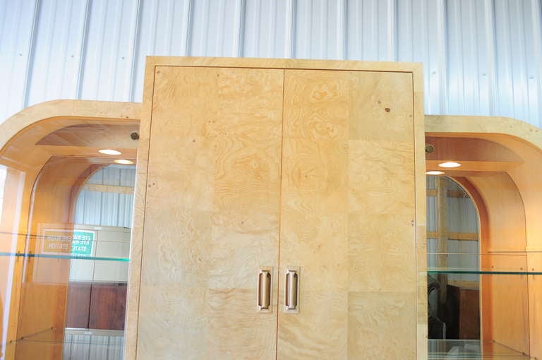 Milo Baughman Style Henredon Scene Two Burl Wood Bar Display Cabinet Wall Unit In Good Condition In Philadelphia, PA