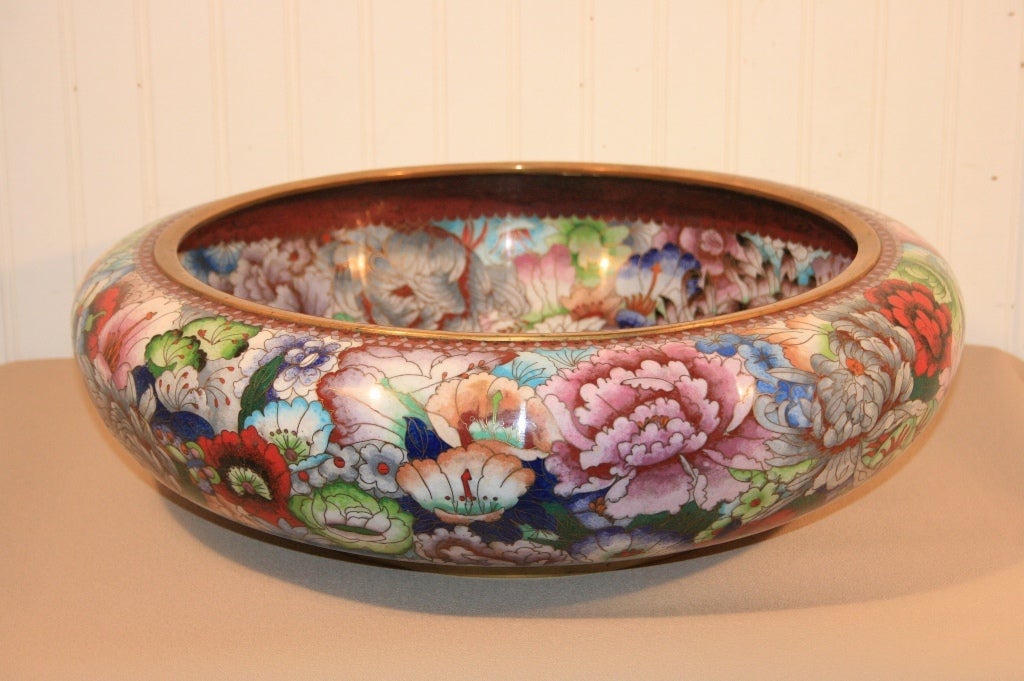 Chinois Bol monumental en cloisonné chinois du milieu du 20e siècle de 21 pouces de diamètre en vente