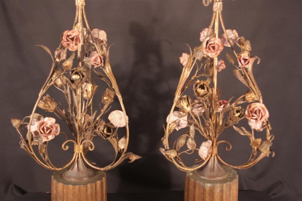 20th Century Pair of 1940s Original Distress Painted Italian Tole Metal Lamps For Sale