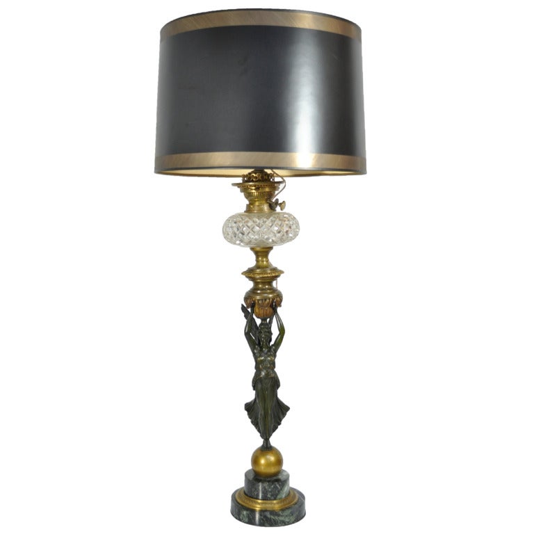 Lampe de table française de style néoclassique en bronze doré et marbre représentant une jeune fille, XIXe siècle