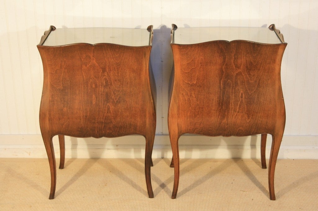 1950s Pair of Custom Made French Style Walnut Bombè Nightstands 4