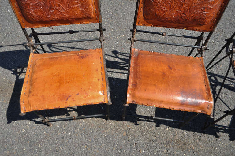 Set 4 Iron & Tooled Leather Brutalist Dining Chairs Attributed after Ilana Goor In Distressed Condition In Philadelphia, PA