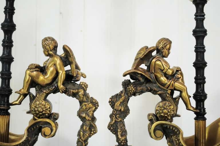 Pair of Figural Cherub & Rams Head French Neoclassical Bronze Ewer Table Lamps In Good Condition For Sale In Philadelphia, PA