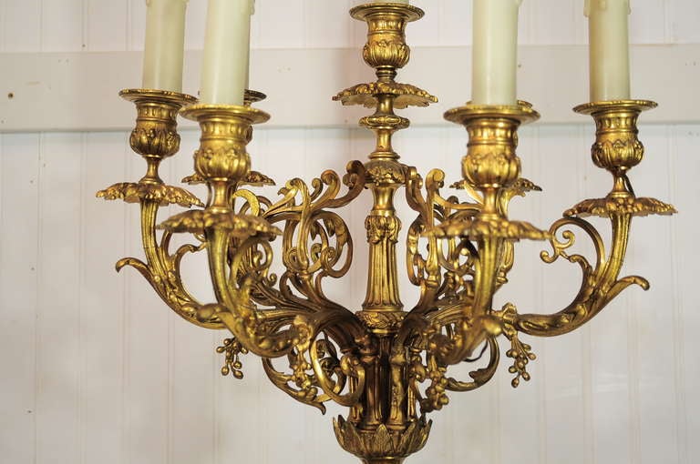 Français Lampe de bureau figurative en bronze doré en forme de lion de style Louis XV du 19e siècle en vente