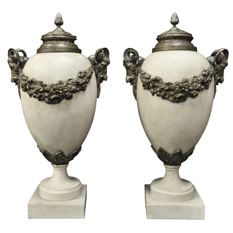 Paar figurale Widderkopf-Tischplatten-Urnenschalen aus Marmor und Bronze, 20. Jahrhundert