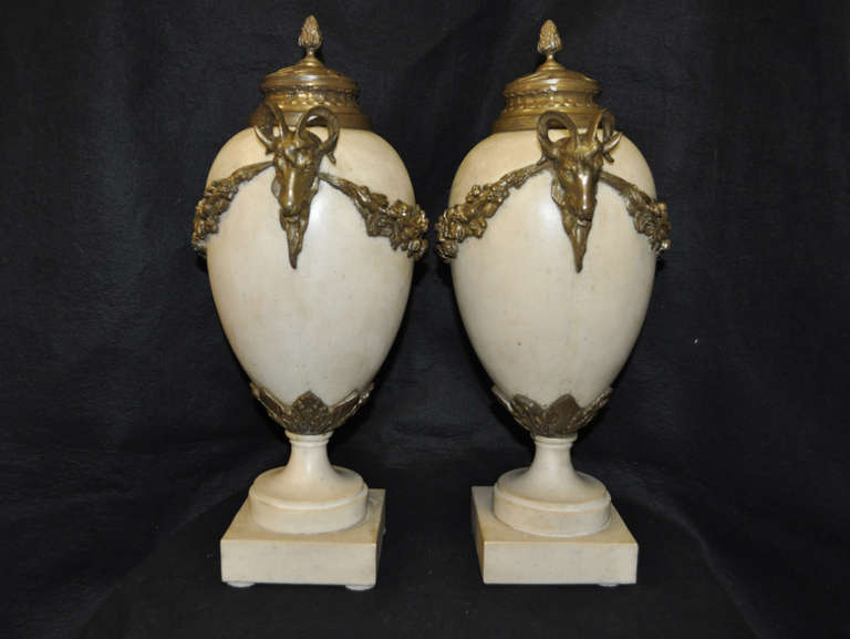 20th Century Pair of Marble and Bronze Figural Ram Head Table Top Urn Cassolettes In Good Condition For Sale In Philadelphia, PA