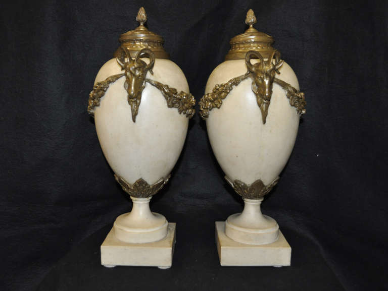 20th Century Pair of Marble and Bronze Figural Ram Head Table Top Urn Cassolettes In Good Condition In Philadelphia, PA