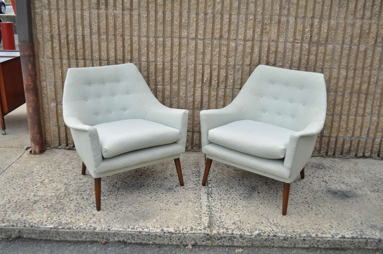 Stylish Pair of Mid Century Modern Sculpted Lounge Chairs in the manner of Gio Ponti 3