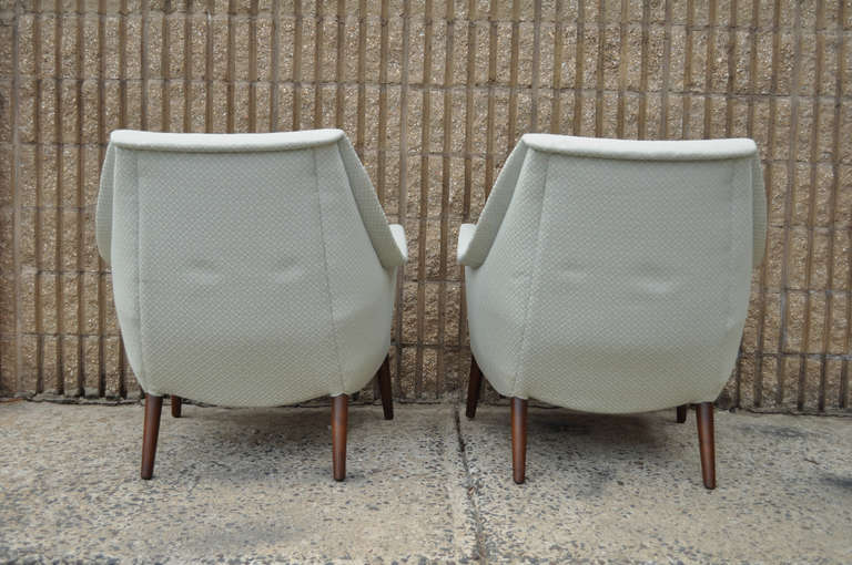 Italian Stylish Pair of Mid Century Modern Sculpted Lounge Chairs in the manner of Gio Ponti
