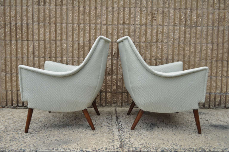 Mid-Century Modern Stylish Pair of Mid Century Modern Sculpted Lounge Chairs in the manner of Gio Ponti