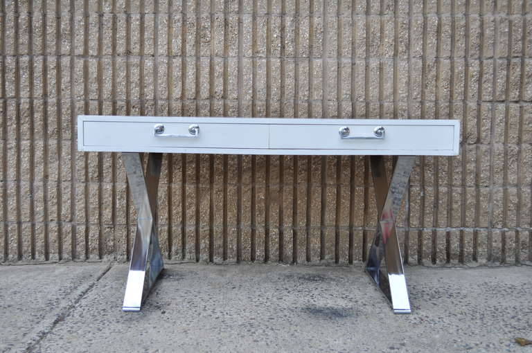 Rare Vintage White Mid Century Modern Chrome X-Form Writing Desk / Console Table by Milo Baughman for Glenn of California. This glamorous campaign style desk features 2 dovetailed drawers, chrome hardware, and heavy flat bar chrome x-form double