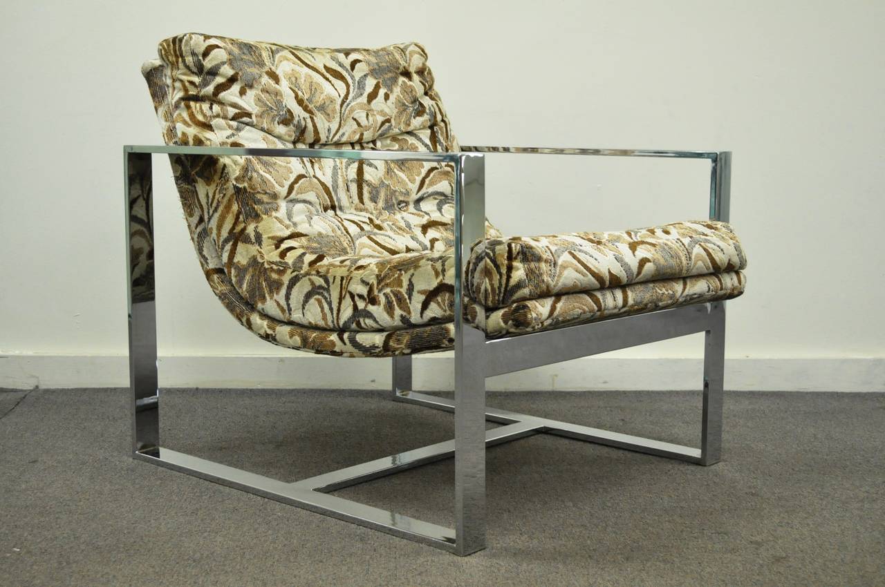 Chaise longue chromée très remarquable dans le style de Milo Baughman pour Thayer Coggin. La chaise se caractérise par une stature large et impressionnante, et une construction substantielle de barres plates chromées avec des joints sans soudure. La