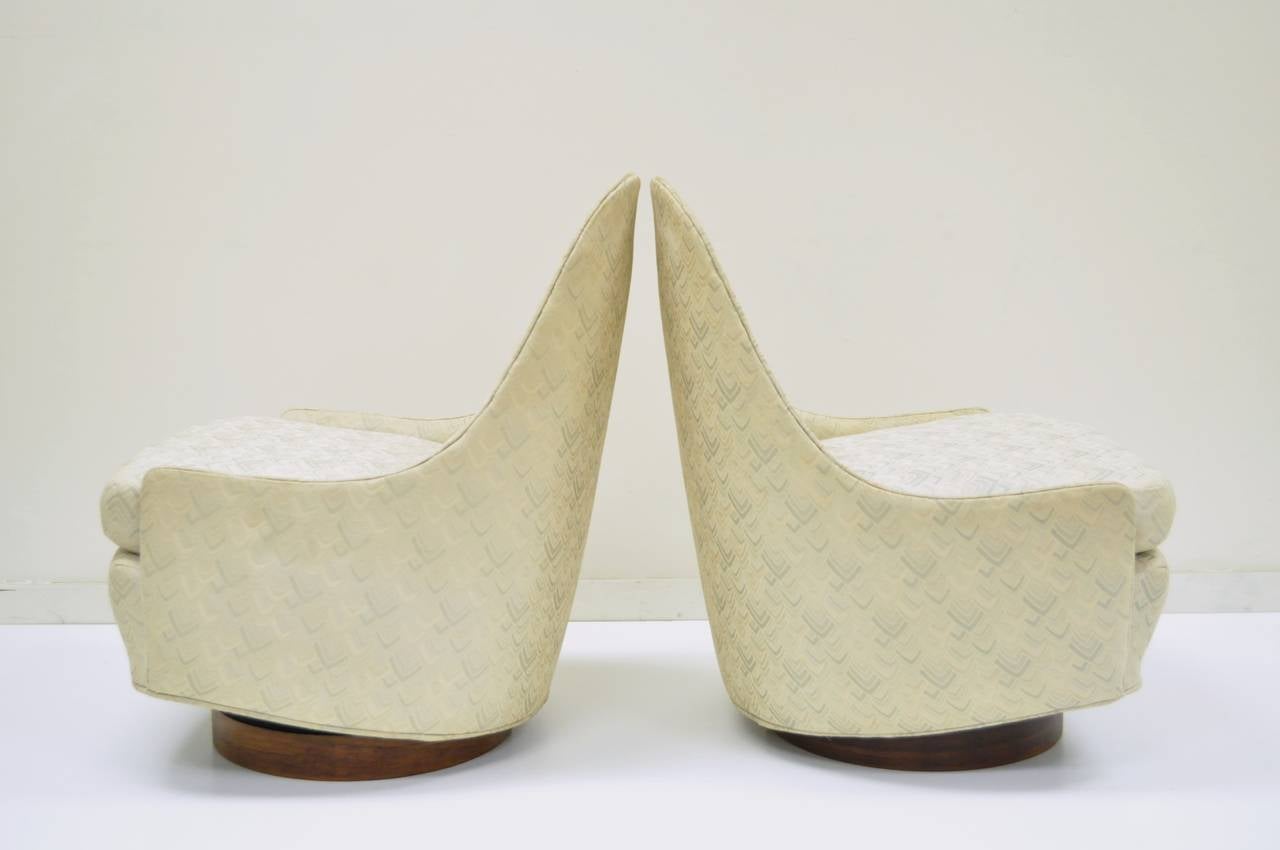Pair of Petite Swivel Slipper Walnut Lounge Chairs by Milo Baughman In Good Condition In Philadelphia, PA