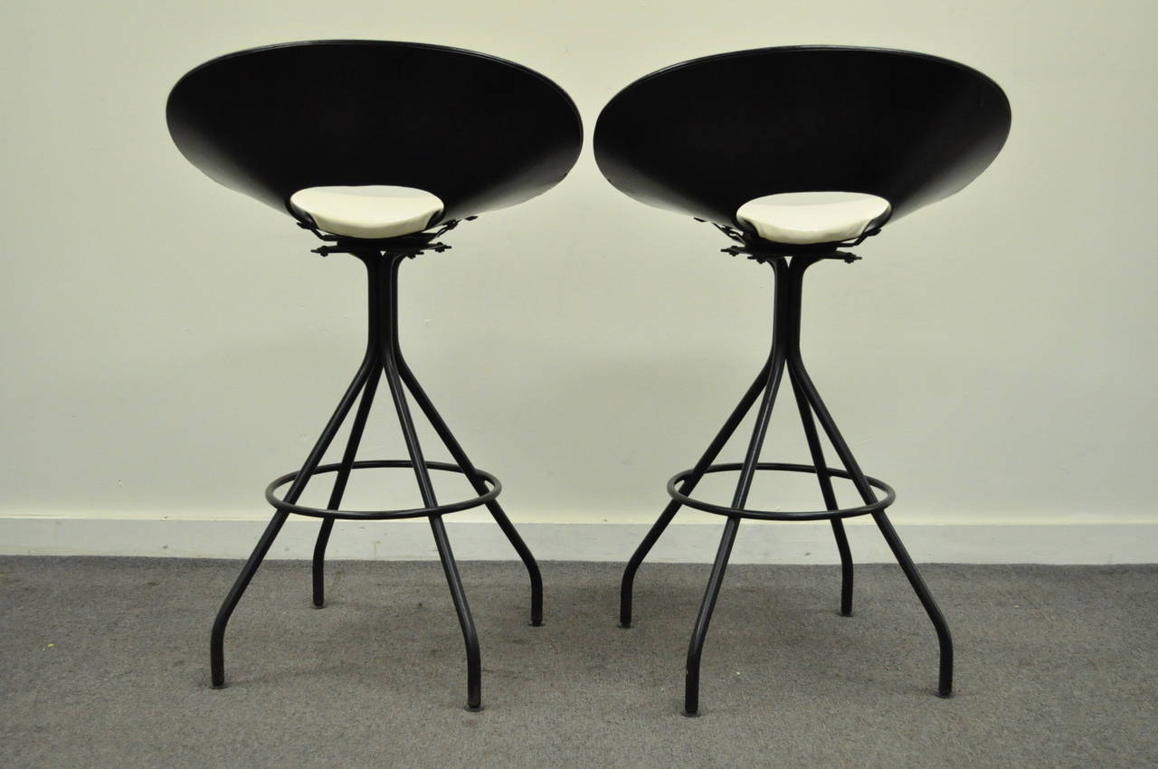 Circa 1950s Pair of Mid-Century Italian Style Modern Swivel Vinyl Bar Stools 3