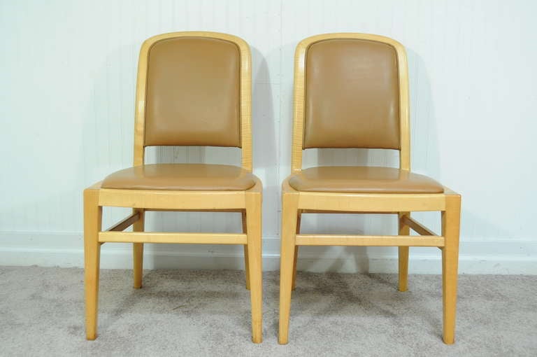 Formschöner Satz von acht Vintage-Esszimmerstühlen aus der Jahrhundertmitte, entworfen und hergestellt von Jack Lenor Larsen für Larsen Furniture im Art-Déco-Stil. Die Stühle sind aus massivem Vogelaugenahornholz gefertigt und haben ihre