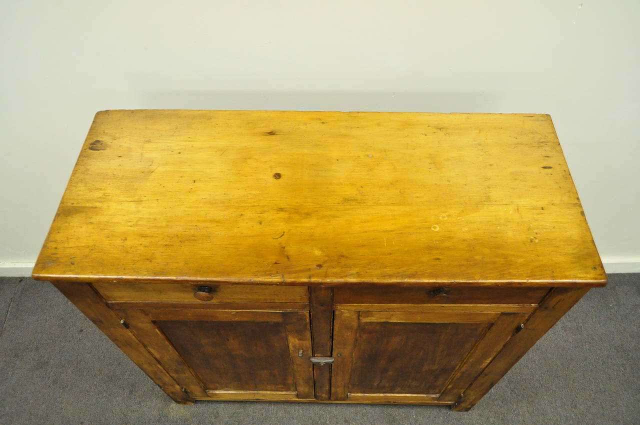 19th C. Primitive Pine Dovetailed Joinery Jelly Cupboard Pantry Kitchen Cabinet In Distressed Condition In Philadelphia, PA