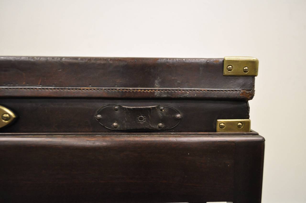 English William Powell & Sons Leather Rifle Case on Custom Stand, circa 1900 In Good Condition In Philadelphia, PA