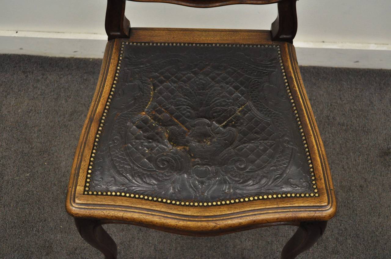 French Louis XV Style Walnut Accent Chair with Embossed Leather Back and Seat In Good Condition In Philadelphia, PA