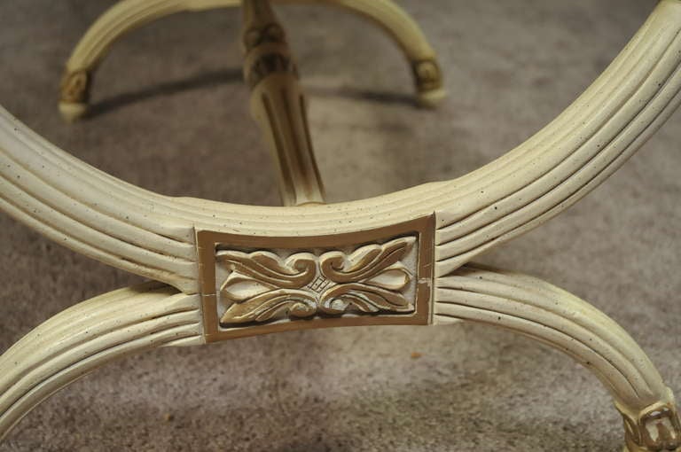 Carved Wood Hollywood Regency / French Neoclassical Triple X Form Curule Bench In Good Condition In Philadelphia, PA