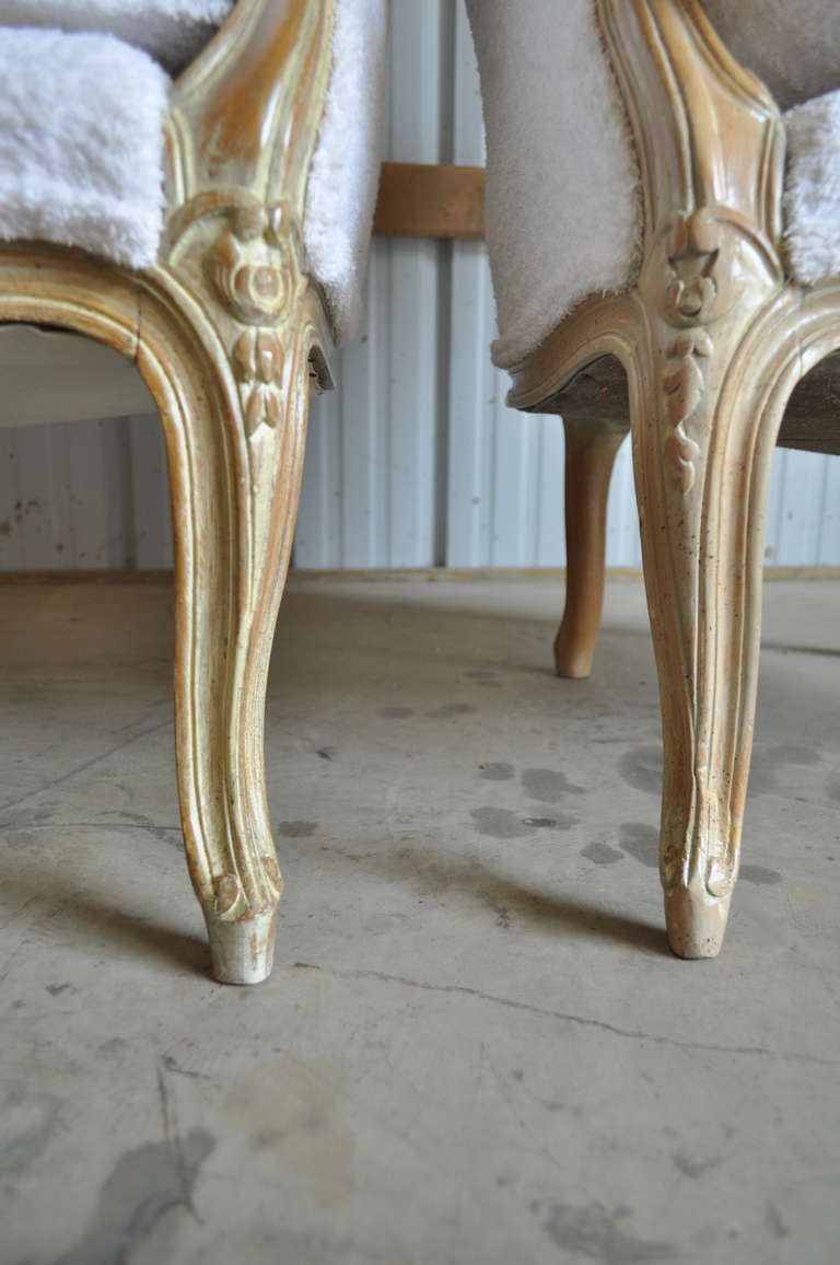 Pair of Vintage French Louis XV Style His and Hers Carved Bergere Armchairs In Good Condition In Philadelphia, PA