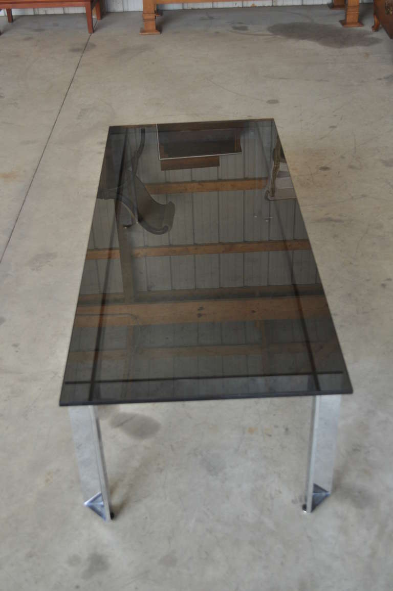 Table basse moderne mi-siècle en chrome et verre fumé d'après Milo Baughman en vente 3