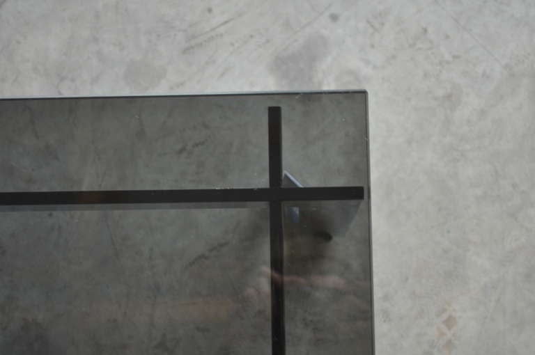 Fin du 20e siècle Table basse moderne mi-siècle en chrome et verre fumé d'après Milo Baughman en vente
