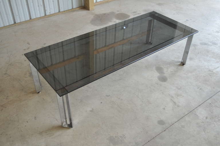 Acier inoxydable Table basse moderne mi-siècle en chrome et verre fumé d'après Milo Baughman en vente