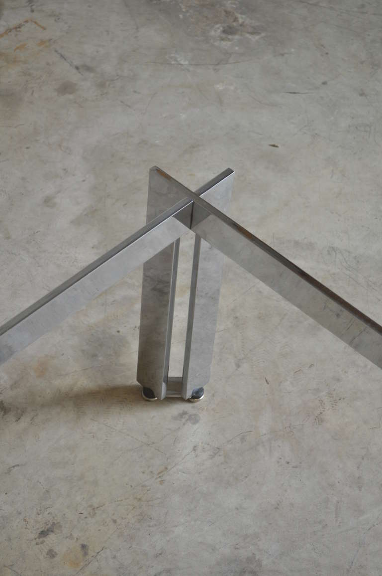 Américain Table basse moderne mi-siècle en chrome et verre fumé d'après Milo Baughman en vente