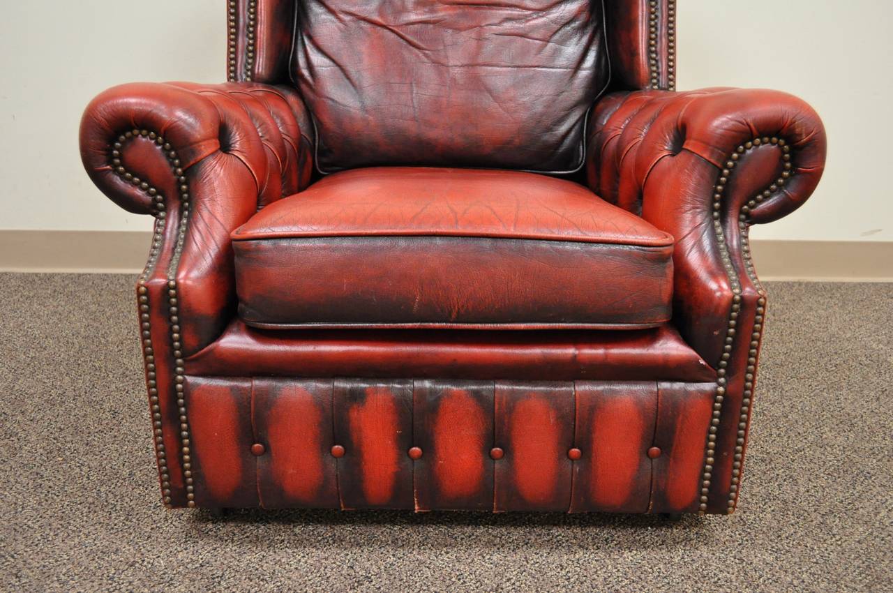 Englischer Chesterfield Club Office Loungesessel mit Rollen und getuftetem rotem Leder (Mitte des 20. Jahrhunderts) im Angebot