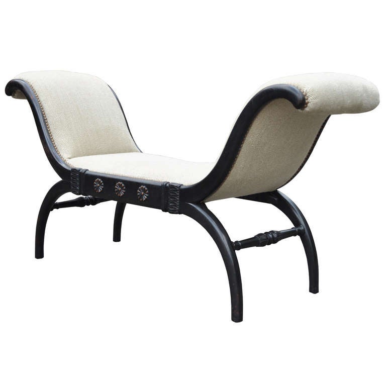 Banc vintage français de style Empire, sculpté à la main en Curule Upholstering, cadre en X, noir