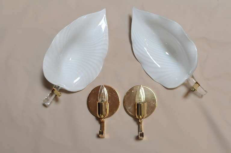 Large Pair of Murano Blown Glass Leaf Brass Hollywood Regency Wall Light Sconces In Good Condition In Philadelphia, PA