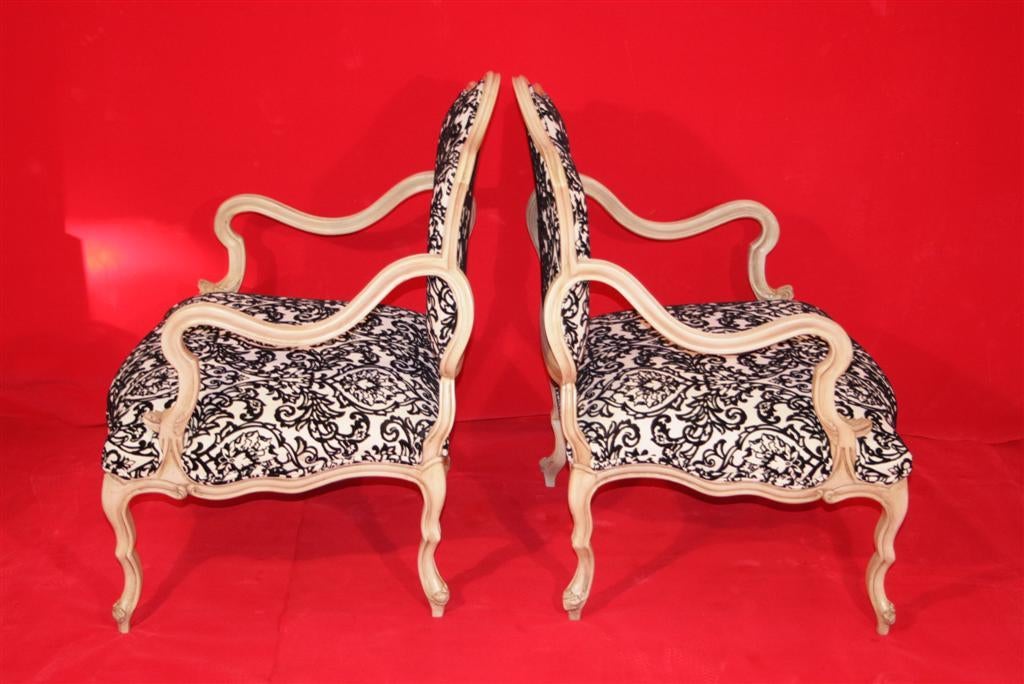 Pair of 1960s Italian Hollywood Regency Carved Wood Boudoir Lounge Armchairs In Excellent Condition For Sale In Philadelphia, PA