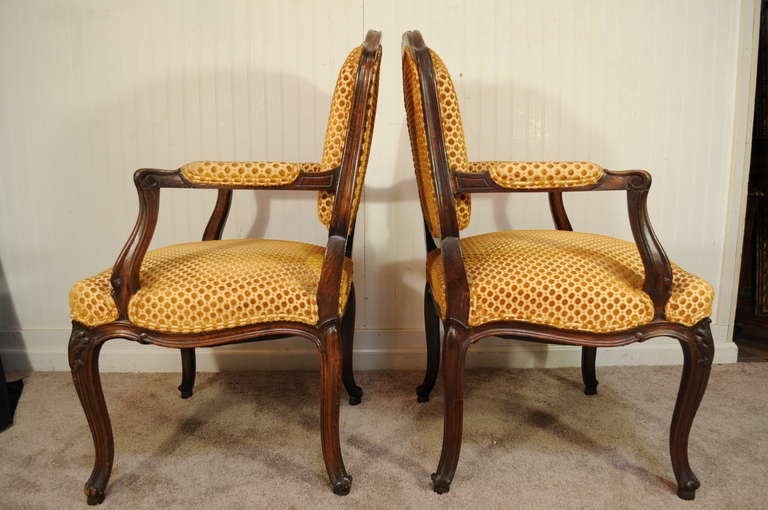 Pair of Vintage Carved Walnut French Louis XV Style Armchairs - Fauteuils 4