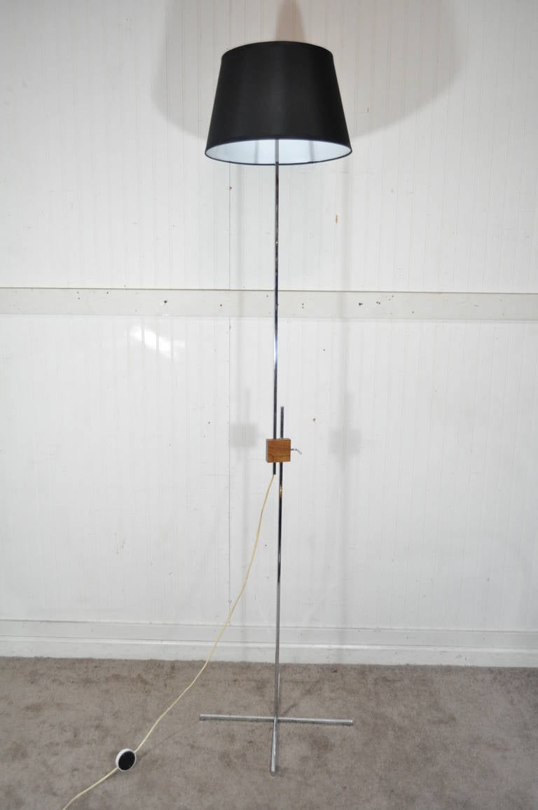 Adjustable Chrome and Walnut Floor Lamp by Hans Eichenberger Mid-Century Modern For Sale 4