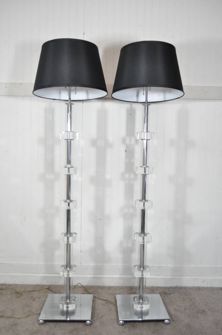 Paire de lampadaires Art Déco de style Karl Springer en lucite et chrome du milieu du siècle dernier  en vente 3