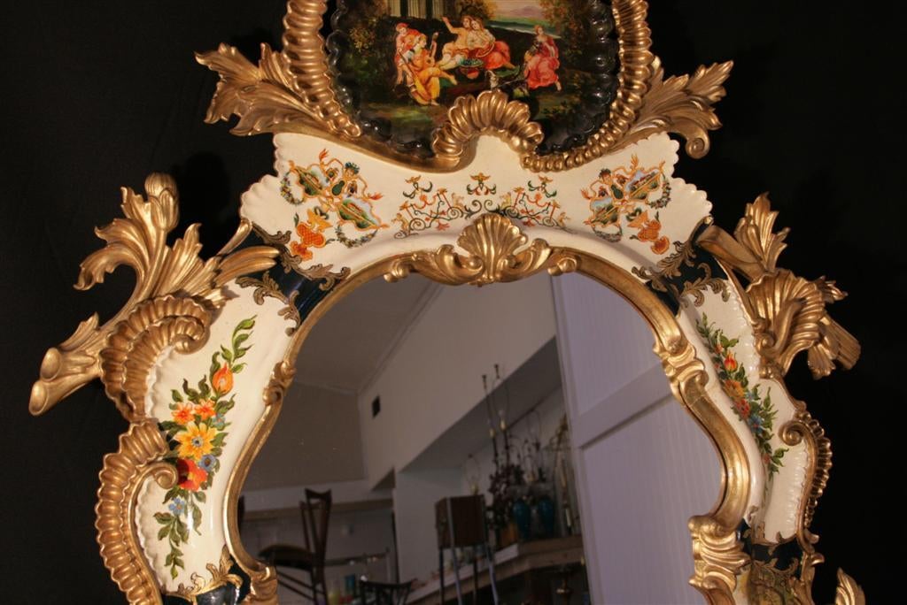 Grand miroir mural rococo italien en bois doré et chinoiserie japonaise de 62 pouces en vente 1