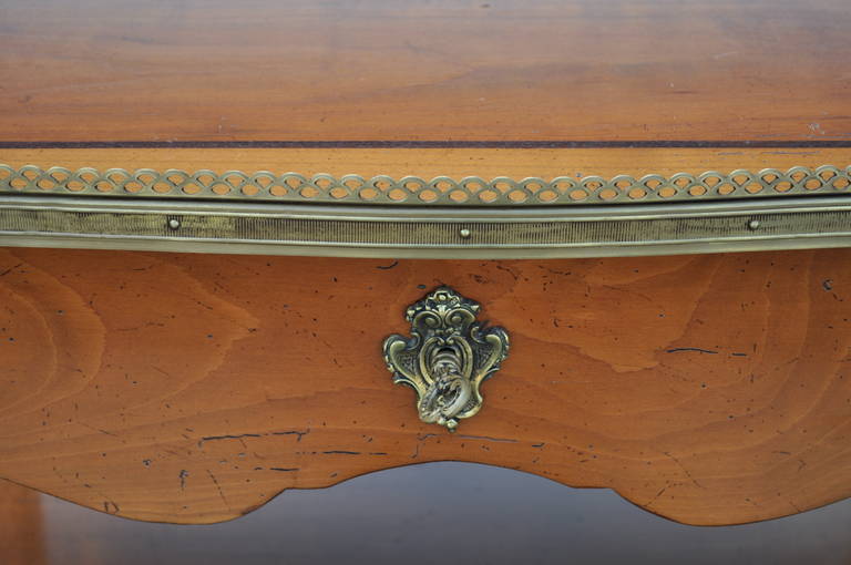 Französischer Louis XV-Stil-Beistelltisch mit einer Schublade und Bronze-Goldbronze-Leuchte (Kirsche) im Angebot