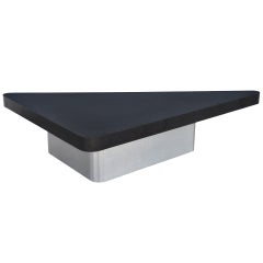 Grande table basse triangulaire en acier et stratifié noir de l'ère spatiale, mi-siècle moderne