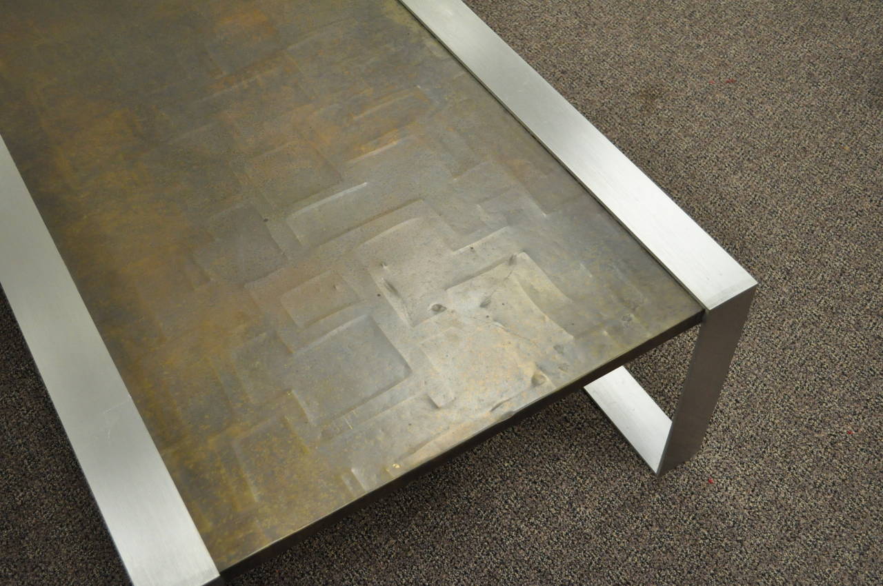 Brossé Table basse moderne du milieu du siècle dernier en cuivre gaufré et acier brossé d'après Laverne en vente