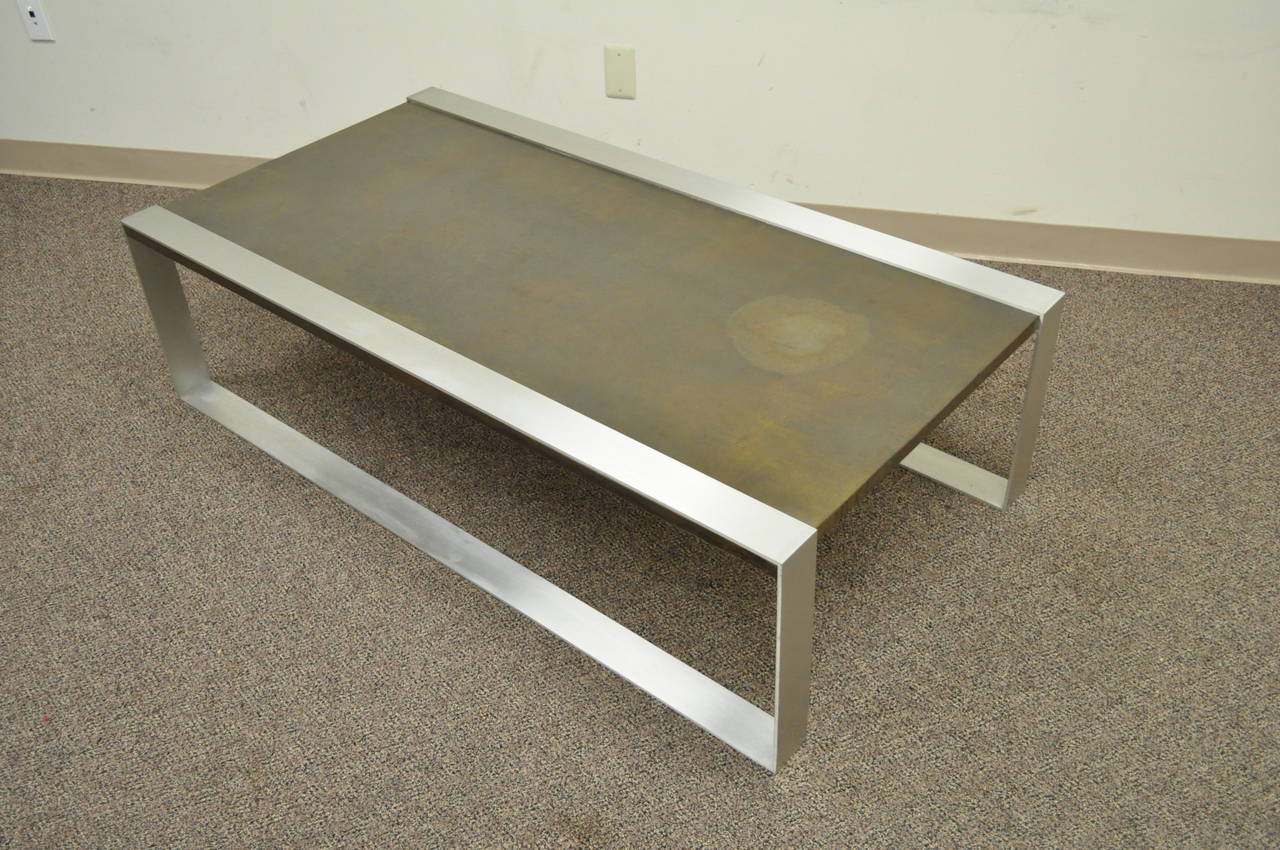 Table basse moderne du milieu du siècle dernier en cuivre gaufré et acier brossé d'après Laverne en vente 2