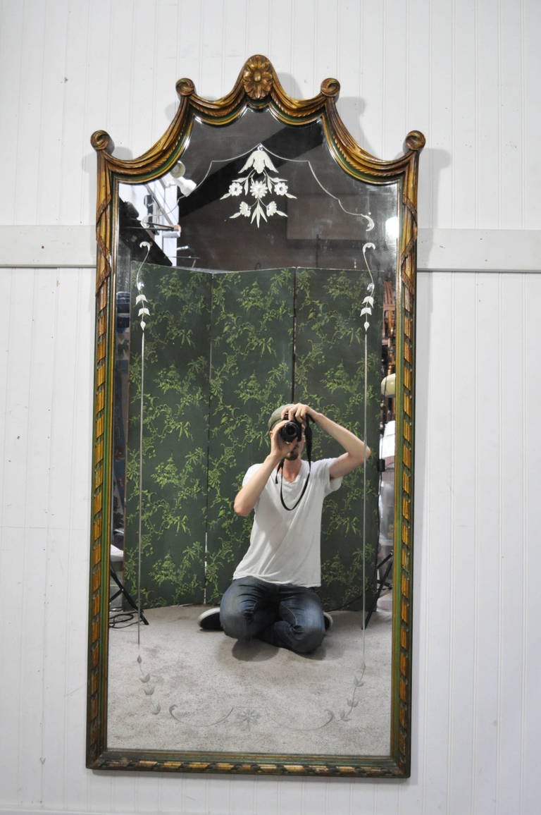 Miroir mural de style Louis XV français en verre gravé à la fleurs, vert et or sculpté 3