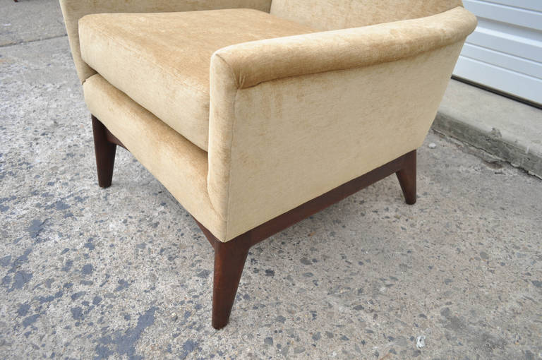 Mid Century Modern High Back Walnut Lounge Chair in the style of Adrian Pearsall In Good Condition For Sale In Philadelphia, PA