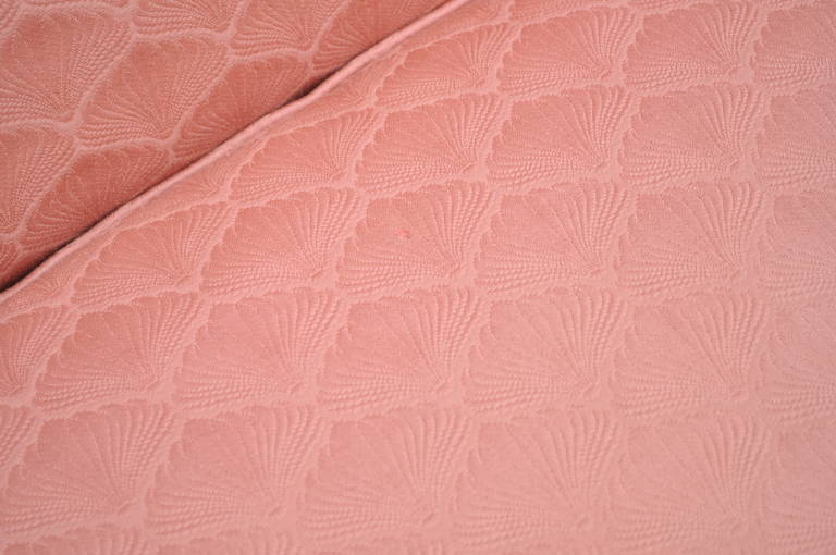 Petite banquette française de style Louis XV en noyer sculpté rose 3