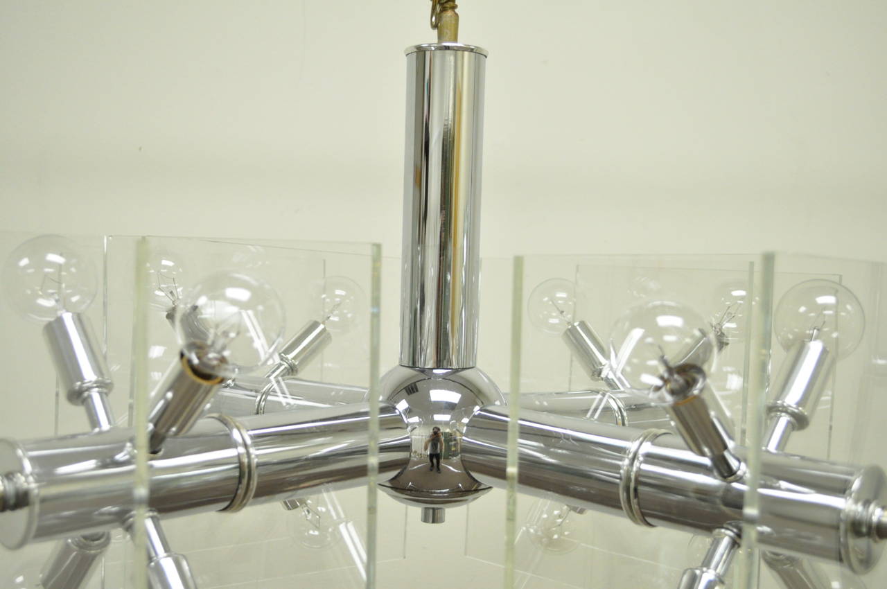 20ième siècle Lustre Sputnik Orb en chrome et lucite, moderne du milieu du siècle dernier en vente
