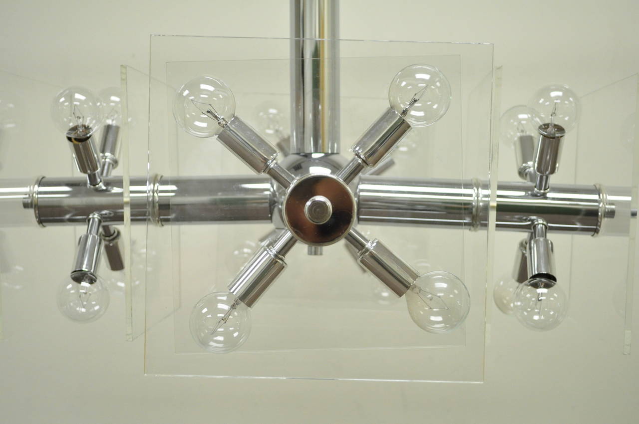 Chrome Lustre Sputnik Orb en chrome et lucite, moderne du milieu du siècle dernier en vente