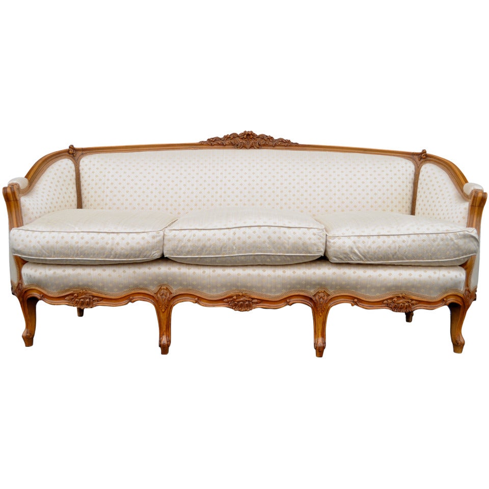 Feines geschnitztes französisches Sofa oder Canape aus Nussbaumholz im französischen Landhaus- oder Louis XV.-Stil, um 1920