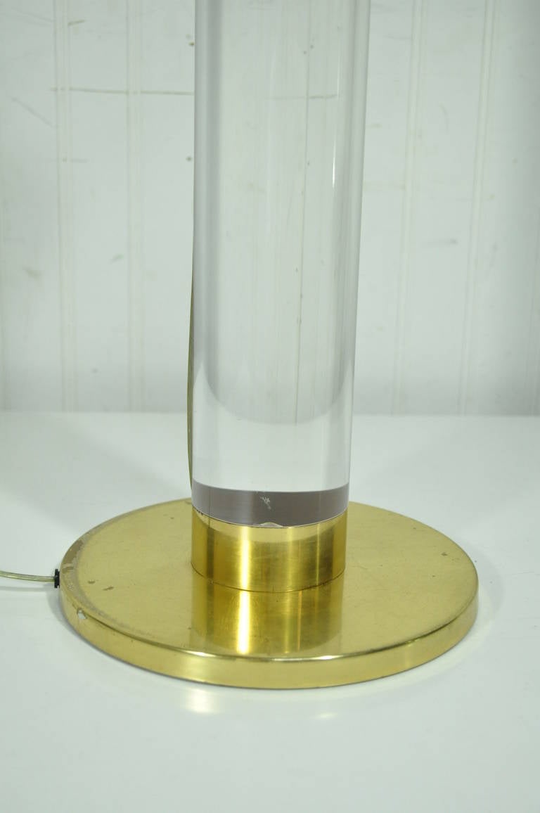 Mid Century Modern Lucite Brass Column Table Desk Lamp after Karl Springer In Good Condition For Sale In Philadelphia, PA