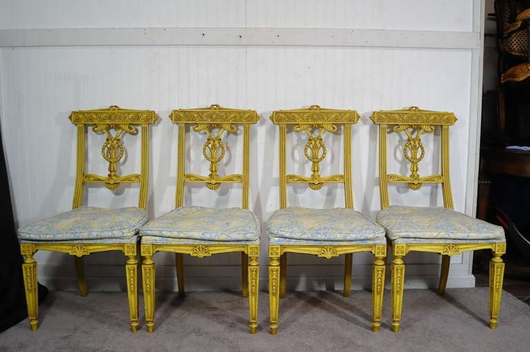 6 gelbe bemalte französische geschnitzte Regency-Esszimmerstühle im Louis-XVI-Stil (Unbekannt) im Angebot