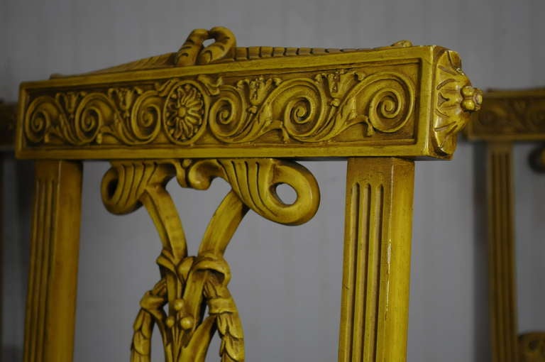 6 gelbe bemalte französische geschnitzte Regency-Esszimmerstühle im Louis-XVI-Stil im Zustand „Gut“ im Angebot in Philadelphia, PA