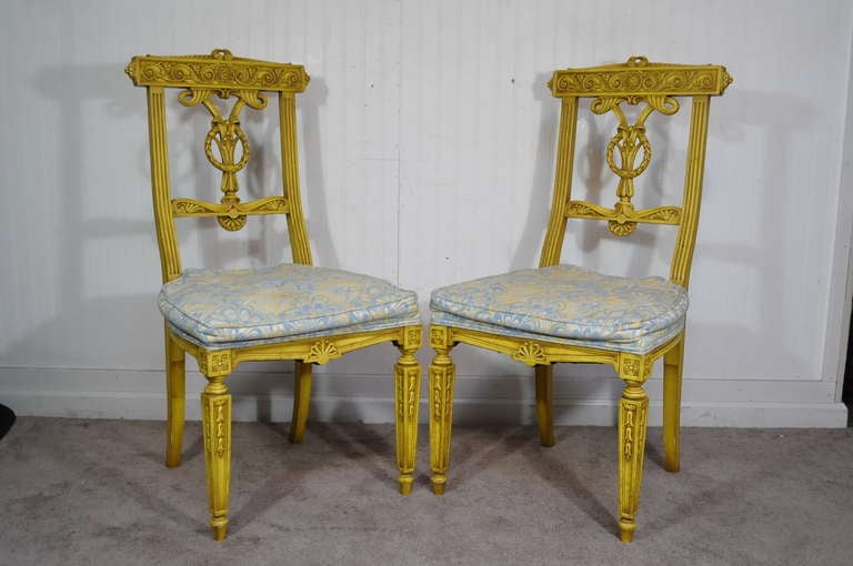 6 gelbe bemalte französische geschnitzte Regency-Esszimmerstühle im Louis-XVI-Stil im Angebot 1